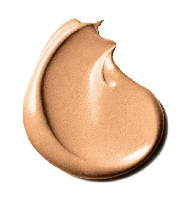 מריחה של מייקאפ נוזלי בגוון בהיר על רקע לבן, קוסמטיקה יוקרתית מ-CHOZEN