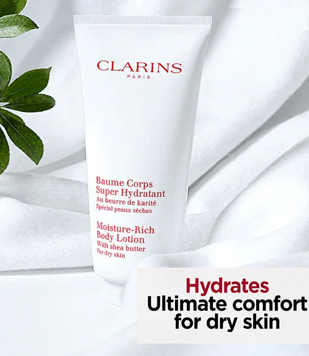 קרם גוף עשיר בלחות של Clarins על מגבת לבנה, מוצר איכותי לעור יבש מבית Chozen