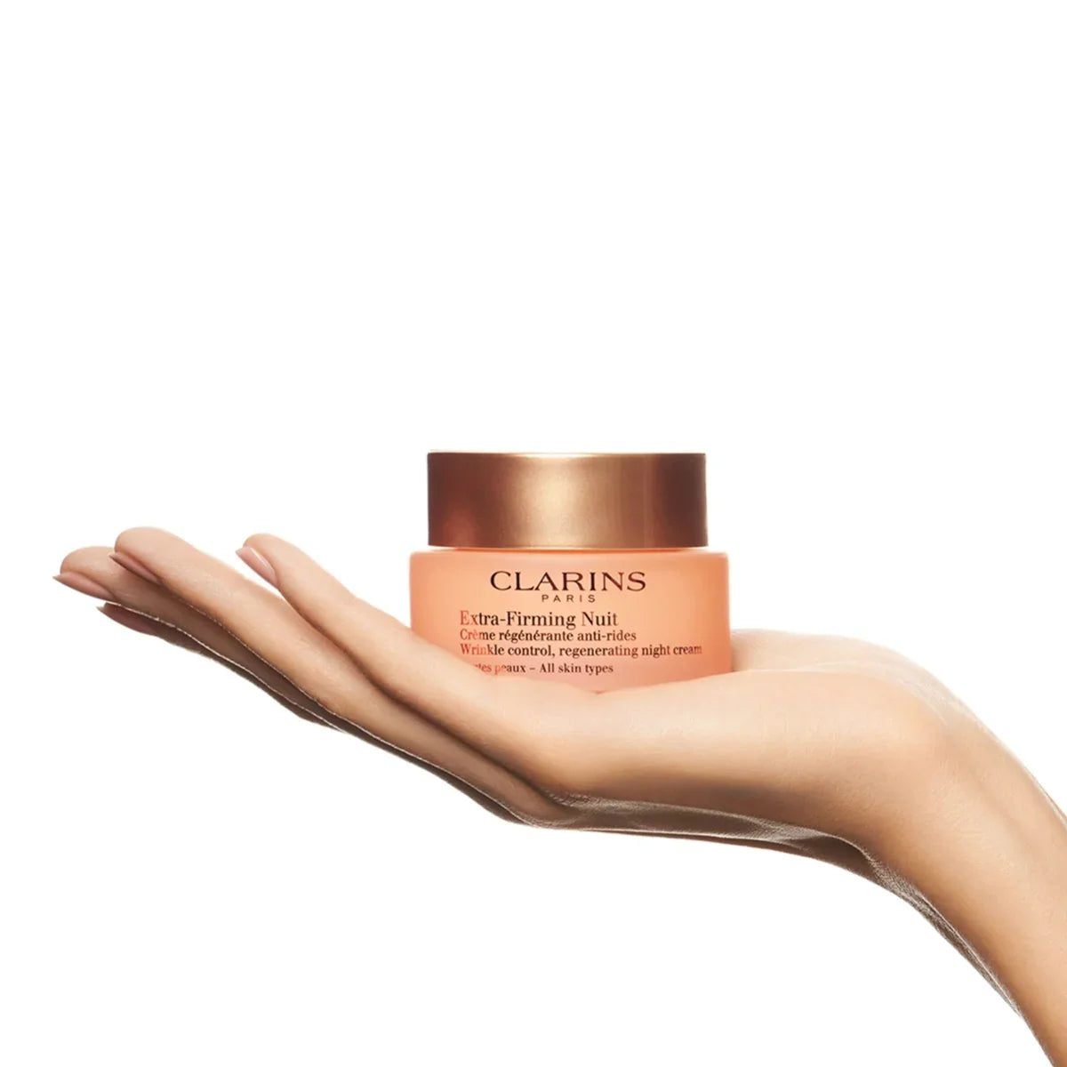 קרם לחות Clarins Extra-Firming Nuit על כף יד, מוצר קוסמטיקה יוקרתי מבית CHOZEN