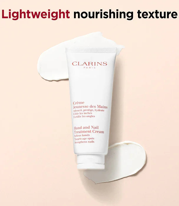 קרם ידיים ציפורניים קלרינס Clarins על רקע בהיר, פורמולה קלילה, מוצג עם מריחה, מותג פרימיום CHOZEN