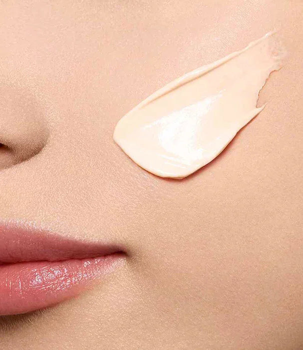 מריחה של קרם לחות טבעי על עור הפנים, קוסמטיקה איכותית CHOZEN