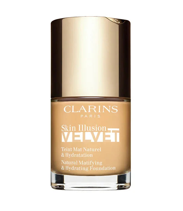 מייקאפ קלרינס Skin Illusion Velvet בקבוק זכוכית עם פקק זהב, מוצג על רקע לבן באתר CHOZEN