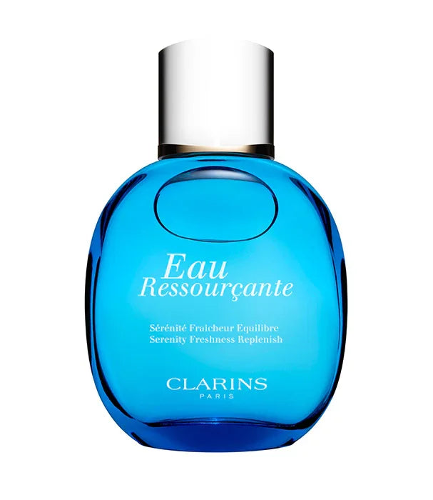בקבוק בושם כחול Eau Ressourçante של Clarins, מוצר יוקרה מקבוצת אלפא