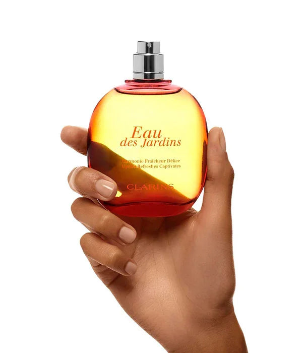 בקבוק בושם Clarins Eau des Jardins מוחזק ביד, מוצר יוקרה באתר CHOZEN