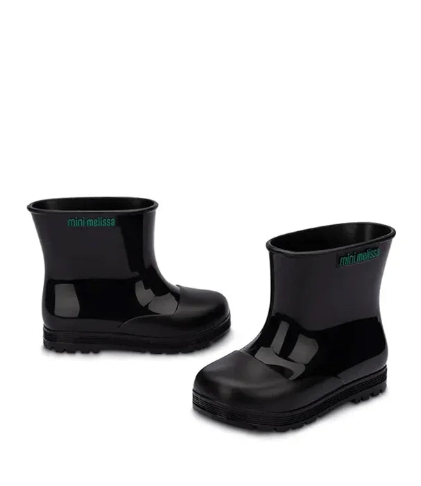 מגפי גשם שחורות לילדים mini melissa, עיצוב מבריק, מוצג ב-CHOZEN