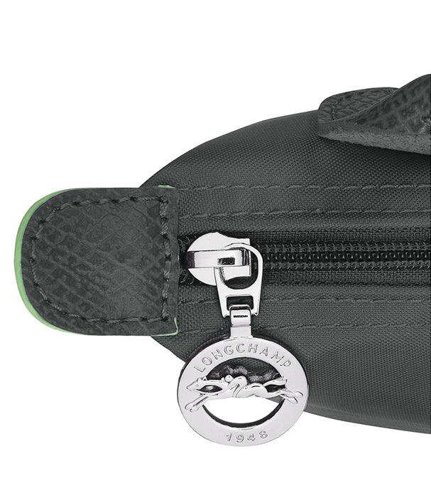 תקריב רוכסן תיק יוקרתי בעיצוב שחור עם תליון כסף ממותג Longchamp, קולקציית מותגי CHOZEN