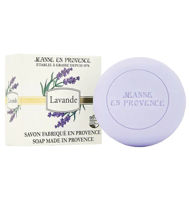 סבון לבנדר Jeanne en Provence על רקע קופסה מעוצבת עם פרח לבנדר, מבית יבואן רשמי CHOZEN
