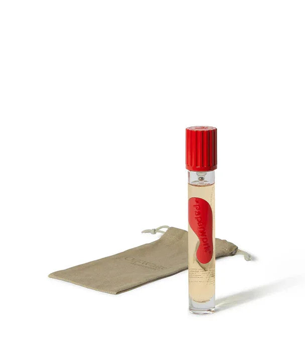 בקבוק בושם בעיצוב מודרני עם פקק אדום ושקית בד לוגו CHOZEN ברקע