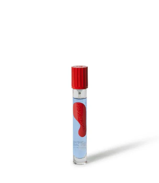 בקבוקון בושם יוקרתי עם פקק אדום, מוצר מבית CHOZEN קבוצת אלפא, רקע לבן