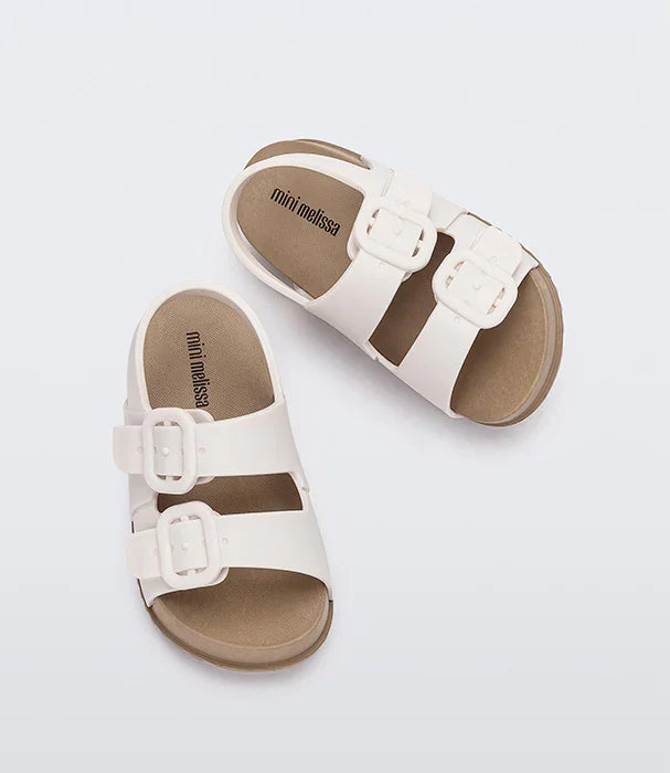 סנדלים לבנים לילדים mini melissa עם רצועות אבזם, מוצג על רקע לבן, ב-CHOZEN