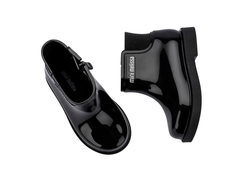 מגפי ילדים שחורים מבריקים mini melissa, צילום מהצד ומלמעלה, קולקציית CHOZEN