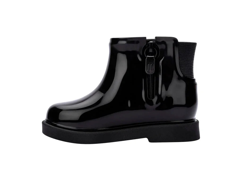 מגף צ'לסי שחור מבריק עם רוכסן צד, אופנה לנוער מבית המותגים של קבוצת אלפא CHOZEN