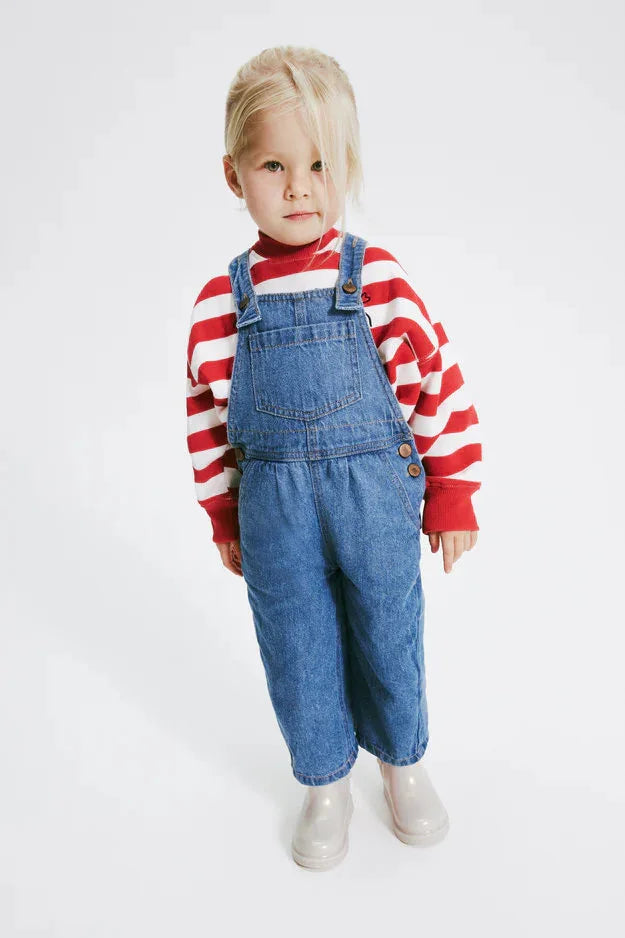ילדה לובשת אוברול ג'ינס עם חולצת פסים אדום-לבן, קולקציית אופנה לילדים ב-CHOZEN