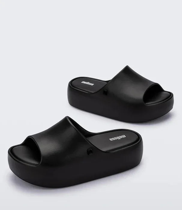 כפכפי פלטפורמה שחורים לנשים melissa דגם מעוצב על רקע לבן מבית CHOZEN