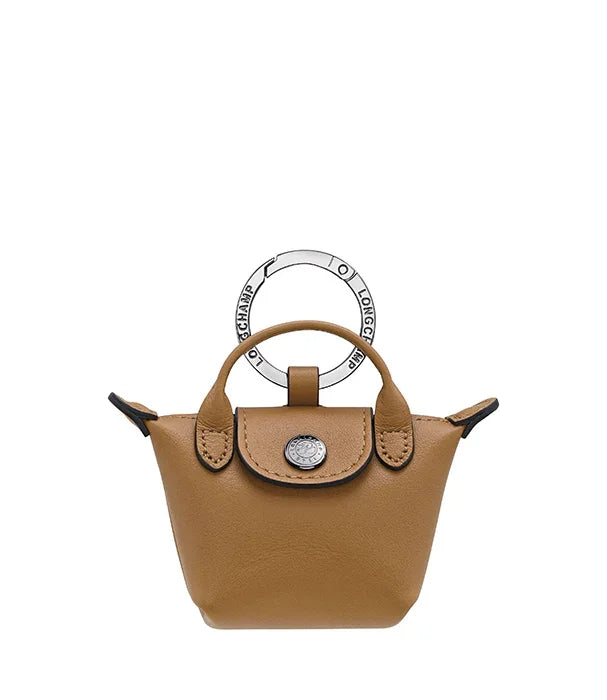 מחזיק מפתחות תיק מיניאטורי חום מבית Longchamp, עיצוב אלגנטי על רקע לבן, CHOZEN