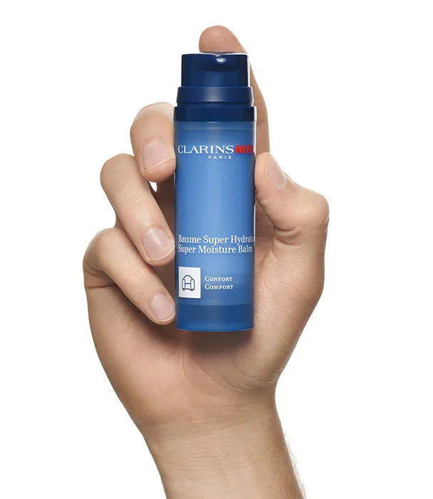 יד מחזיקה קרם לחות לגברים קלרינס, מוצר טיפוח יוקרתי מבית CHOZEN