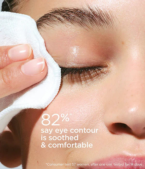 אישה מנקה את אזור העין עם פד קוסמטי, עור פנים מטופח, מוצרי טיפוח יוקרתיים CHOZEN