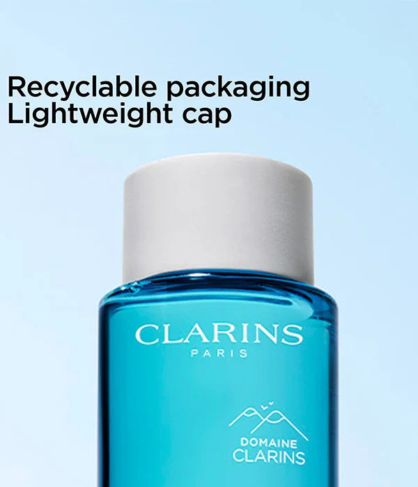 בקבוק כחול של Clarins Paris עם פקק קל משקל ואריזה ניתנת למיחזור, מוצר יוקרה מחנות CHOZEN