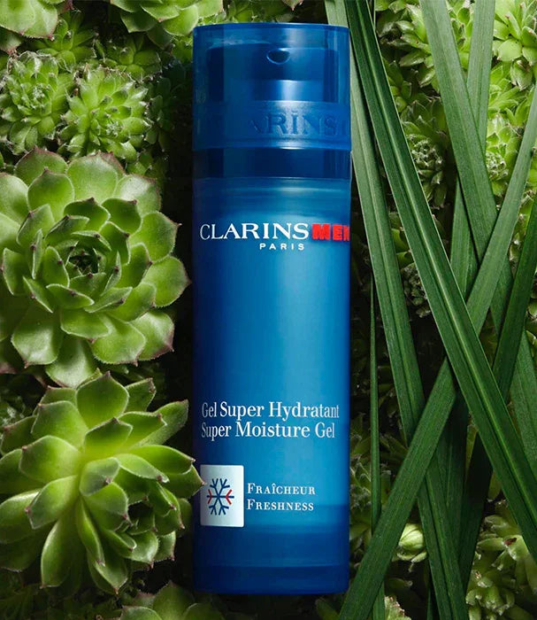 ג'ל לחות לגבר קלרינס Clarins Men על רקע עלים ירוקים, מוצר טיפוח מבית CHOZEN