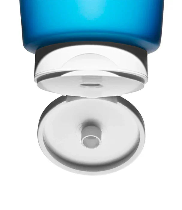 בקבוק פלסטיק כחול עם פקק לבן פתוח, מוצר טיפוח של CHOZEN