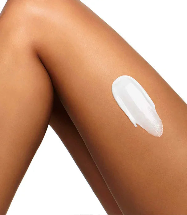 רגל עם מריחת קרם גוף לבן, קוסמטיקה וטיפוח עור, CHOZEN מותגים מובילים