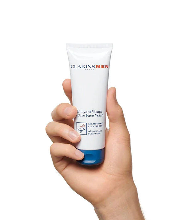 יד מחזיקה ג'ל ניקוי ClarinsMen, מוצר טיפוח גברים מבית המותגים המובילים ב-CHOZEN