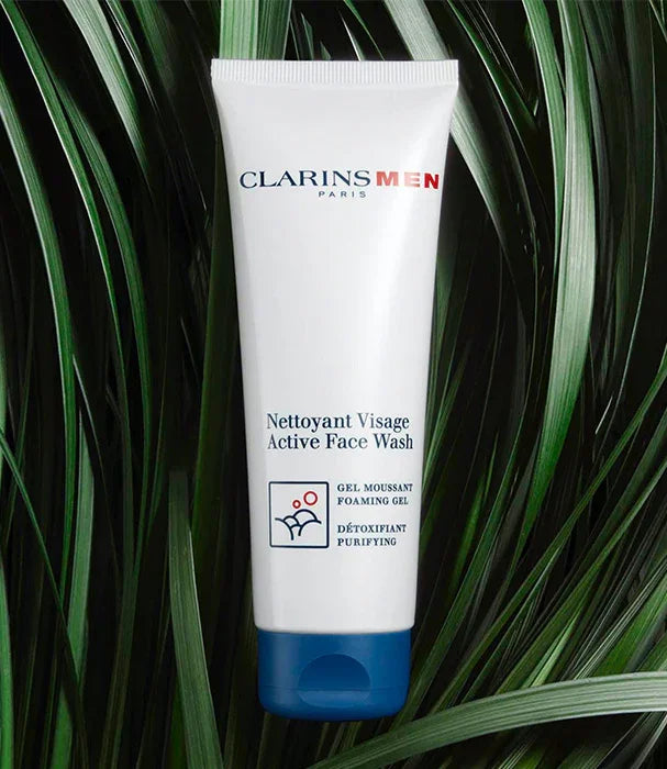 ג'ל ניקוי פנים לגבר Clarins Men על רקע עלים ירוקים, מוצר טיפוח יוקרתי ב-CHOZEN