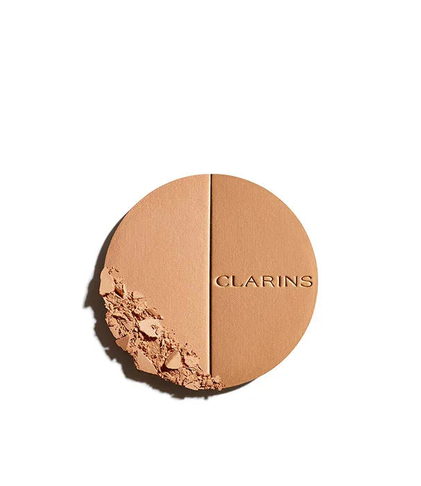 פודרה של קלרינס בגוון טבעי על רקע לבן, מוצר איפור יוקרתי מבית המותגים המובילים ב-CHOZEN