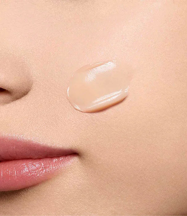 קרם לחות CHOZEN על לחי של אישה, קוסמטיקה איכותית, טיפוח העור, קבוצת אלפא