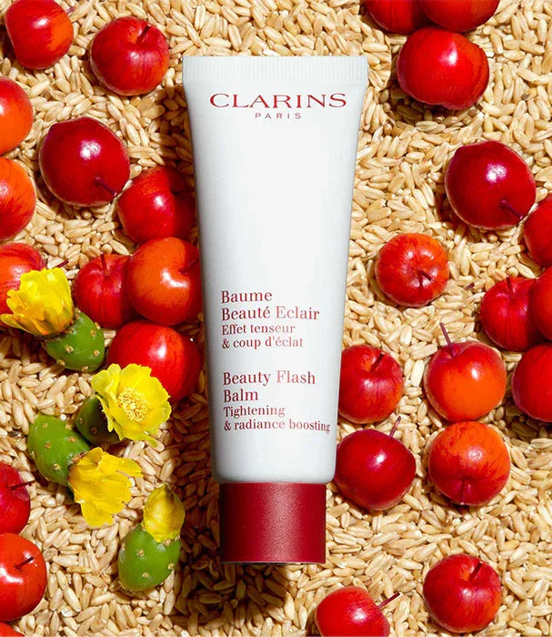 קרם Clarins Beauty Flash Balm מוקף פירות אדומים ופרחי קקטוס, בחירת טיפוח ב-CHOZEN