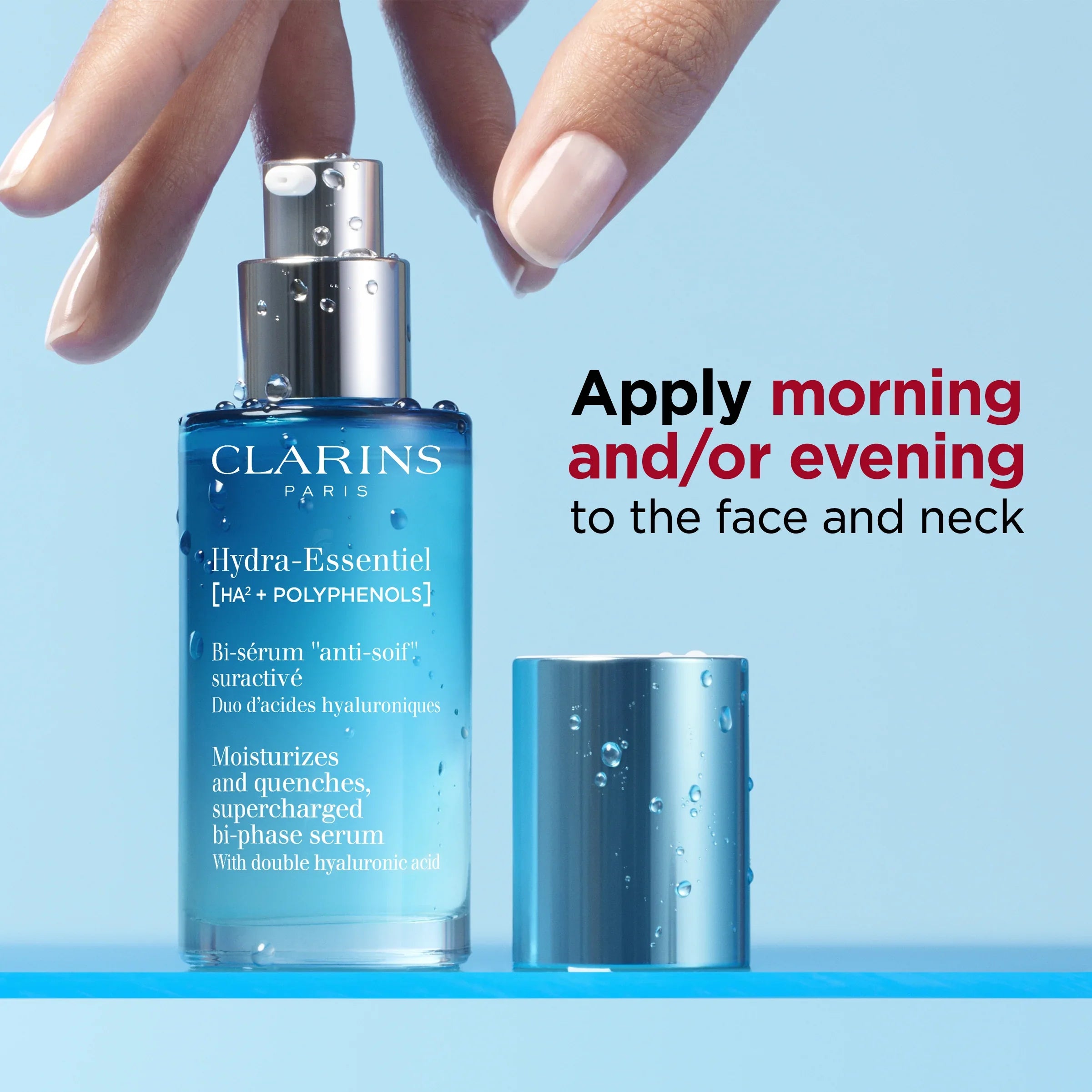 סרום לחות Clarins Hydra-Essentiel מוצג על רקע כחול, מבית CHOZEN, עם כיתוב שימוש בוקר וערב.