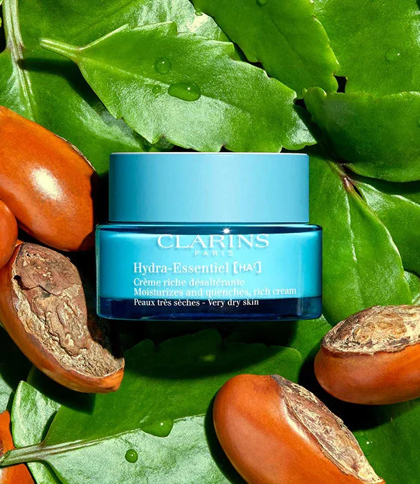 קרם לחות קלרינס Hydra-Essentiel מוצג על רקע עלים וזרעים, מותגים מובילים ב-CHOZEN