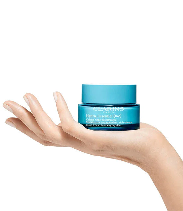 קרם לחות קלרינס Hydra-Essentiel מוצג על כף יד, מוצר טיפוח עור יבש CHOZEN