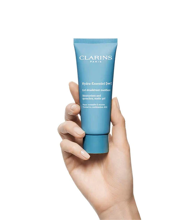 יד אוחזת בקרם לחות קלרינס Hydra-Essentiel, מוצר טיפוח מוביל, קבוצת אלפא CHOZEN