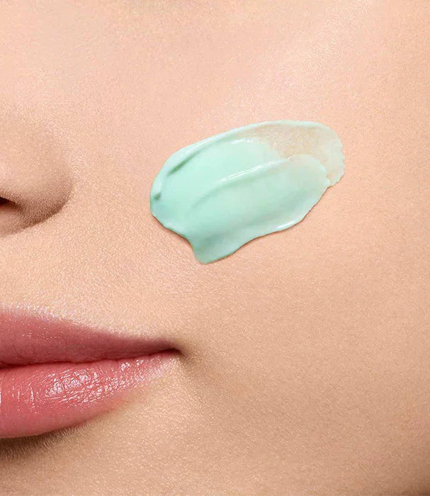 קרם ירוק לפנים על עור חלק, מוצר טיפוח מבית CHOZEN, מותגים מובילים קבוצת אלפא