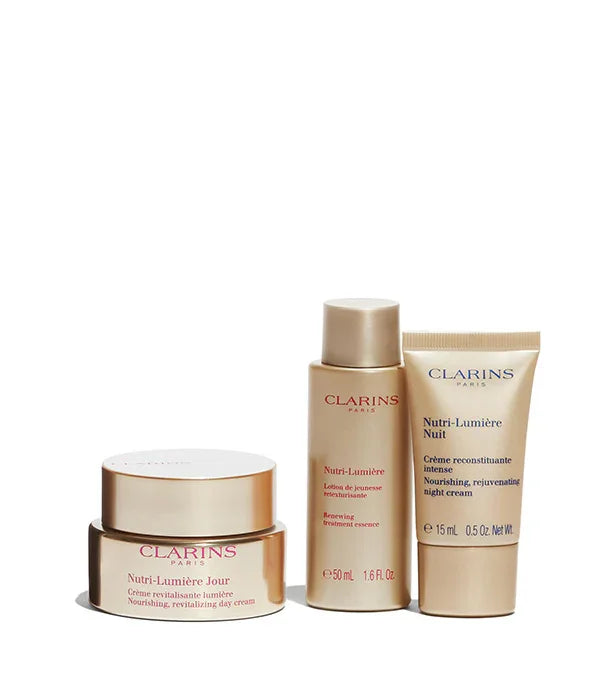 ערכת קוסמטיקה Clarins Nutri-Lumière, שלושה מוצרים יוקרתיים לעור הפנים, מוצג על רקע לבן