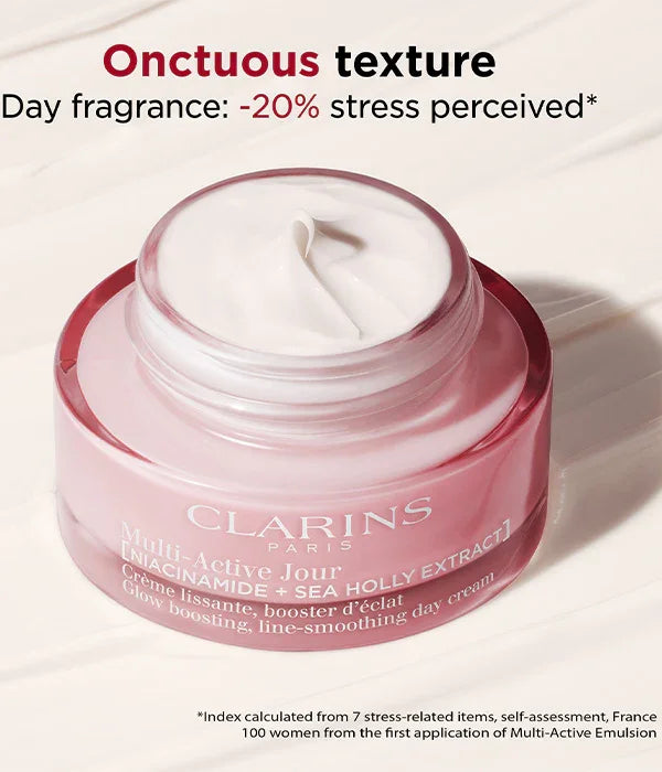 קרם פנים קלארינס Multi-Active Jour במרקם עשיר על רקע בהיר, מוצג כמוצר טיפוח מוביל באתר CHOZEN