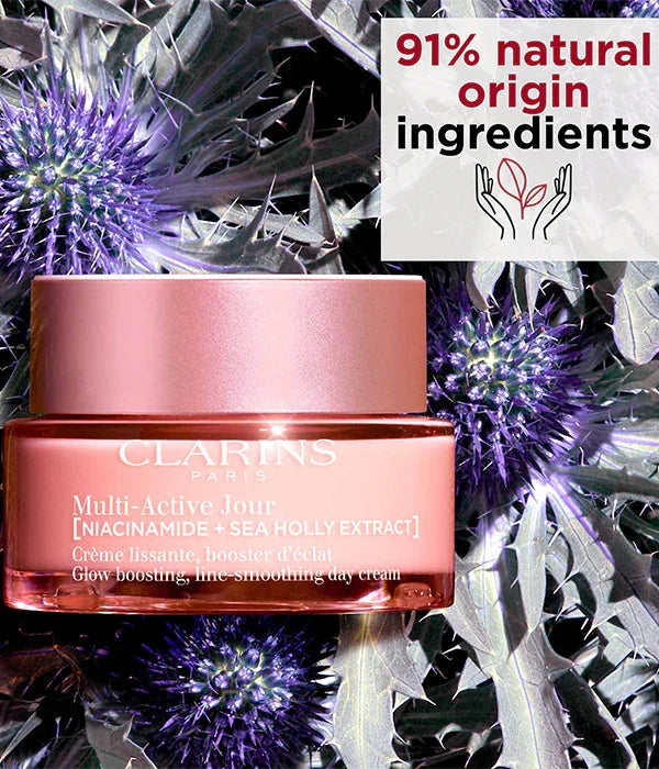 קרם יום Clarins Multi-Active Jour מוצג עם פרחים סגולים, 91% רכיבים טבעיים, בחנות CHOZEN
