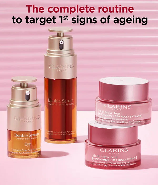 סט מוצרי טיפוח פראמיר Clarins ללחות ואנטי אייג'ינג, מוצג על רקע ורוד, בחנות CHOZEN