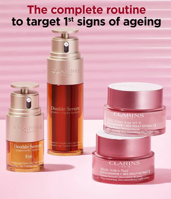 מארז מוצרי טיפוח של קלרינס נגד סימני הזדקנות עור, מוצג על רקע ורוד, בחנות CHOZEN אלפא.