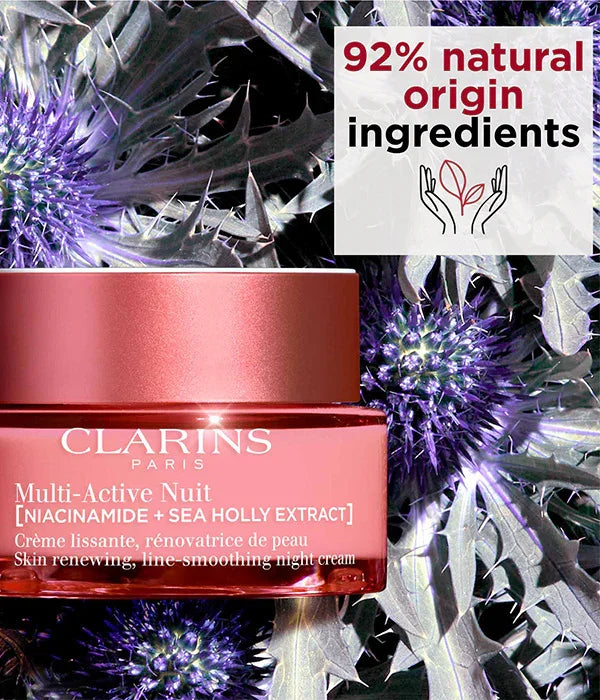 קרם לילה CLARINS Multi-Active Nuit מוצג על פרחי בר סגולים, עם מדבקה: 92% רכיבים ממקור טבעי