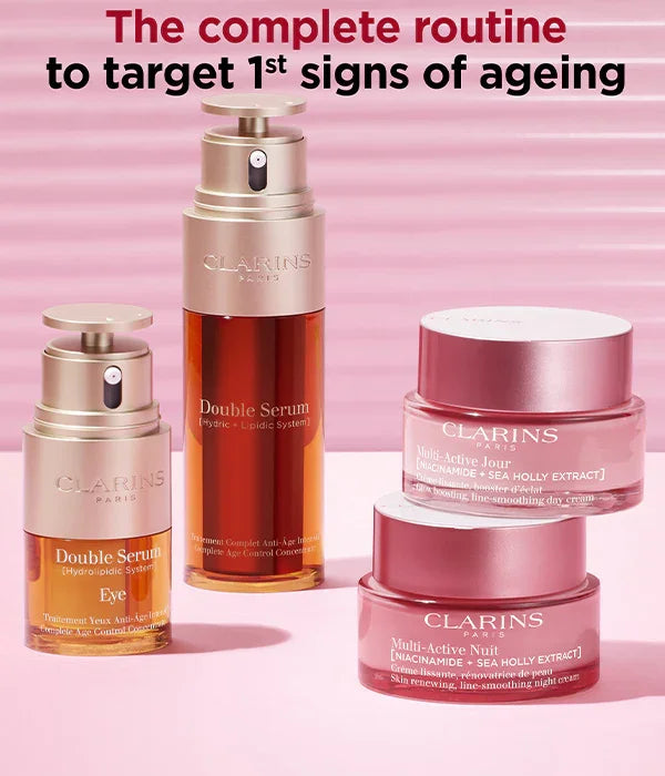 ערכה של מוצרי טיפוח של קלרינס נגד הזדקנות, כולל סרום לעיניים וקרמים, על רקע ורוד, CHOZEN