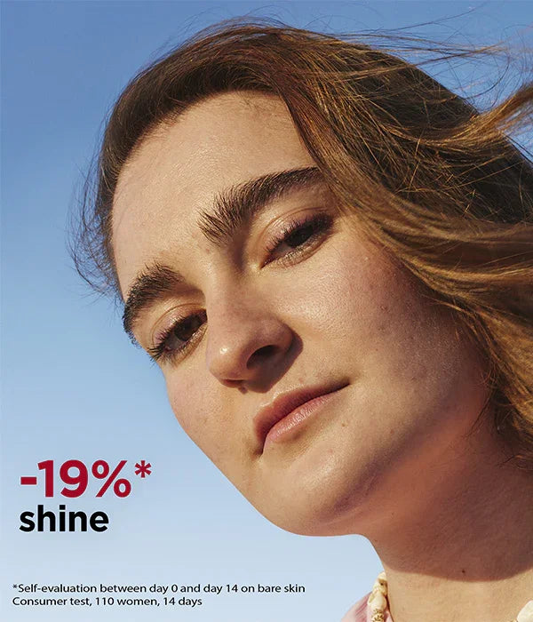 אישה עם עור פנים טבעי ברקע שמיים כחולים, קידום מוצרי טיפוח CHOZEN להפחתת ברק בעור