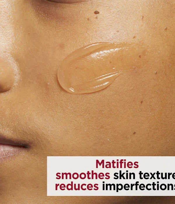 ג'ל שקוף על לחי חלקה, הדגמה לטיפוח פנים של CHOZEN, מחליק ומפחית פגמים בעור