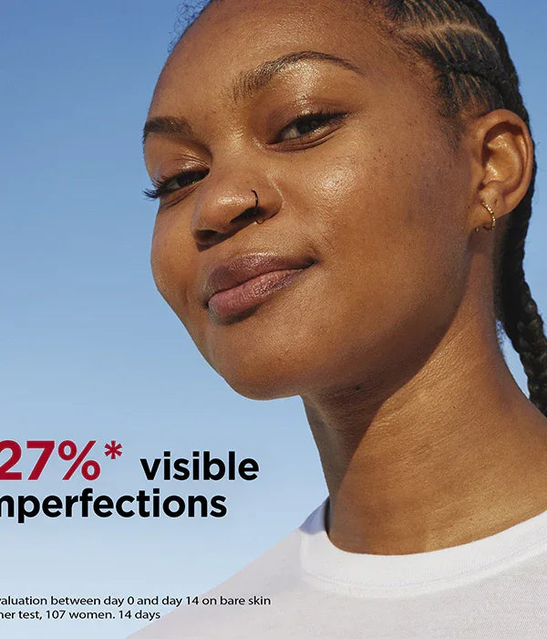 אישה עם עיניים חומות ועור זוהר, רקע שמיים כחולים, דוגמנית טבעית למוצרי טיפוח CHOZEN