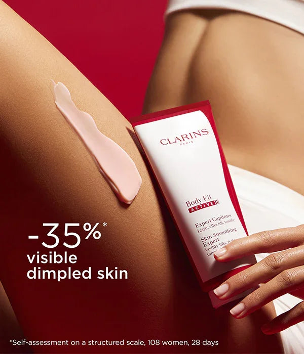 קרם גוף קלרינס Body Fit על עור רגל עם מריחה, מוצר טיפוח מוביל ב-CHOZEN