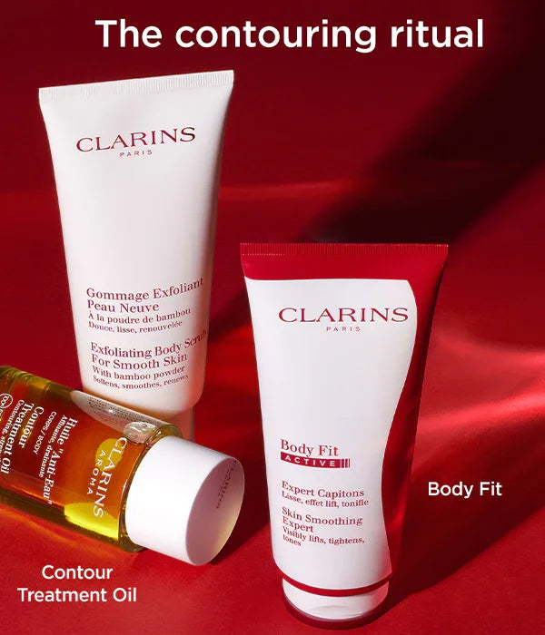 מארז טיפוח לעיצוב הגוף של CLARINS, כולל קרם פילינג, שמן וטיפול גוף, על רקע אדום, מבית CHOZEN