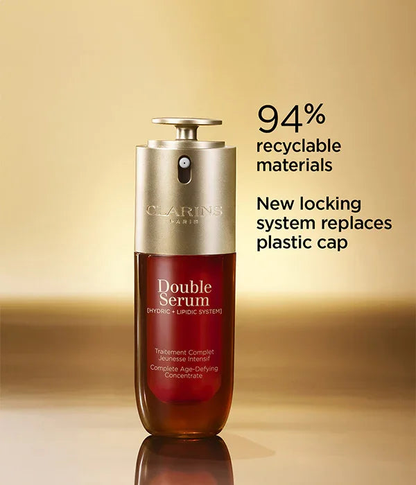 סרום כפול Clarins Double Serum בקבוק זהב אדום, 94% חומרים ממוחזרים, מוצג באתר CHOZEN