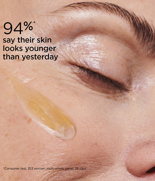 טיפת סרום לעור הפנים ליד עין עצומה, מוצר טיפוח עור איכותי מ-CHOZEN