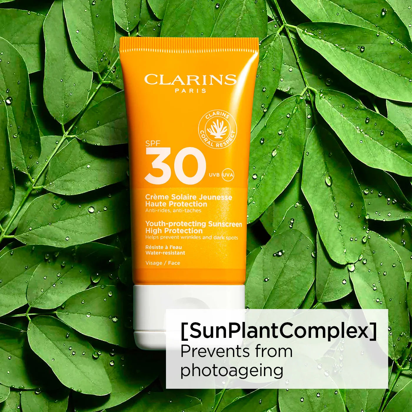 קרם הגנה Clarins SPF30 מוצג על רקע עלים ירוקים עם טיפות מים, מוצר קוסמטי מהמותגים המובילים ב-CHOZEN